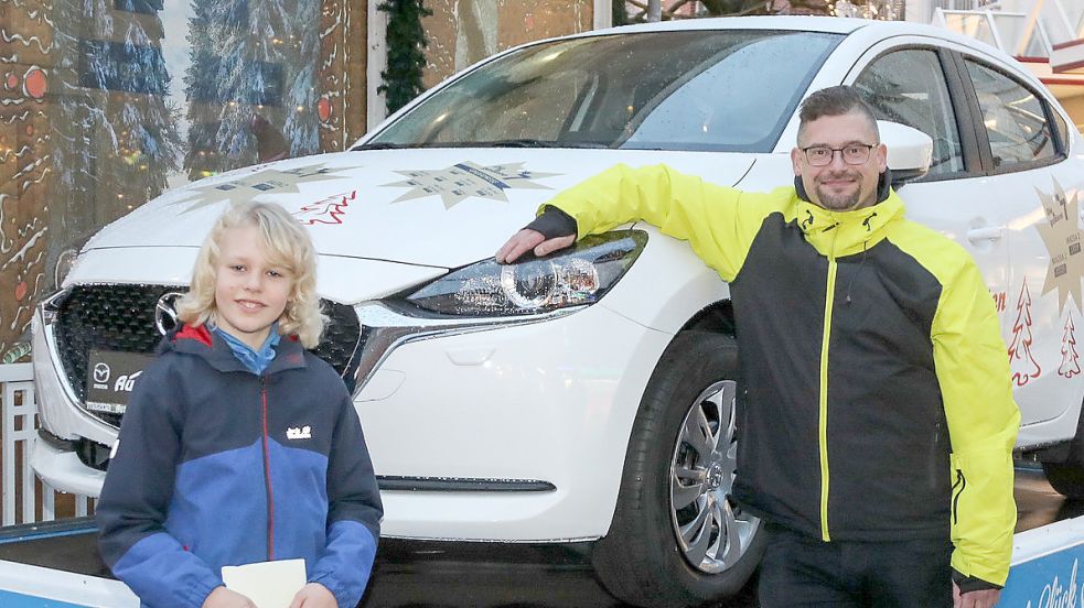 Ole Strauß (links) gewann einen Stadtgutschein über 500 Euro. Matthias Meyer freut sich über seinen Mazda 2. Foto: Romuald Banik
