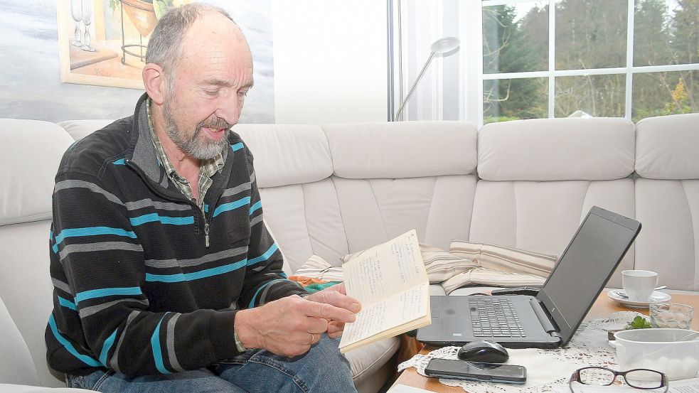 Wenn Eduard Tjarks in seinem Laufbuch blättert, dann purzeln nicht nur viele Zeiten und Bestmarken heraus, sondern auch viele Geschichten von seinen Laufwettbewerben. Fotos: Gerd-Arnold Ubben