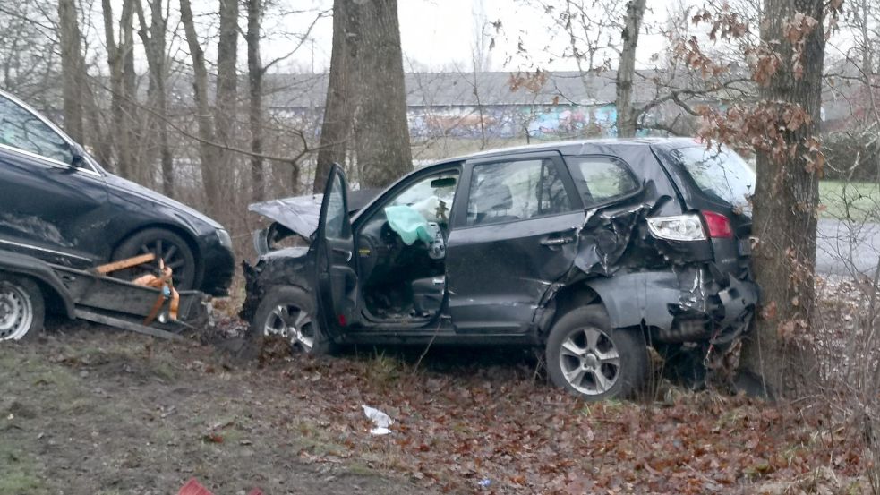 Das Auto wurde bei den Unfall stark beschädigt. Foto: Böhmer