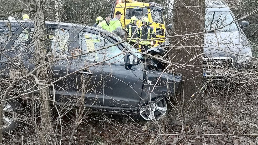 Der Wagen prallte frontal gegen einen Baum. Foto: Böhmer