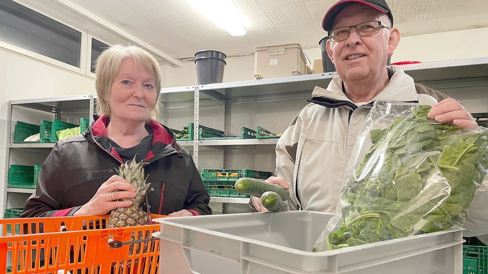 Tafelchef Egon Plaisier und Ehrenamtlerin Anne Rother packen Körbe für die Kunden. Freitags hilft dabei der junge Mann, der früher selber Kunde war. Foto: Janßen