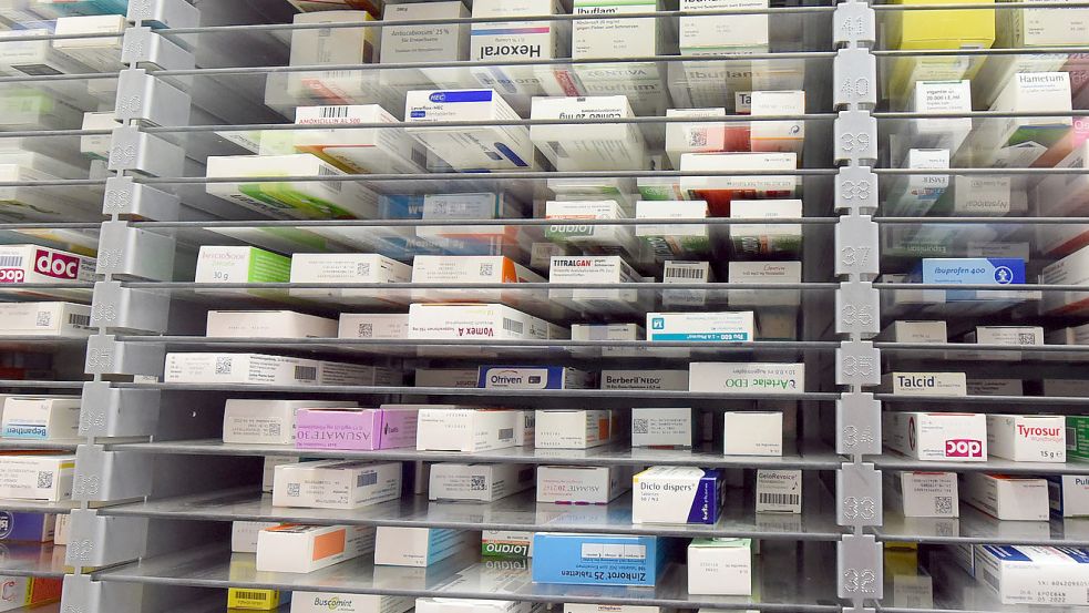 Medikamente liegen im Lager einer Apotheke. Foto: DPA