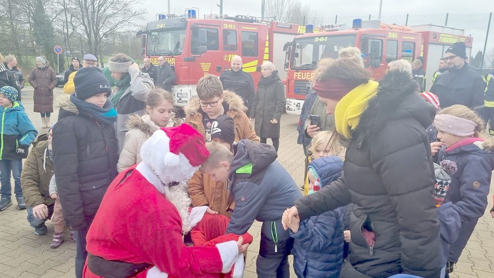 Die Weihnachtsrocker hatten auch den Weihnachtsmann mitgebracht. Foto: Feuerwehr/Ina Dirksen