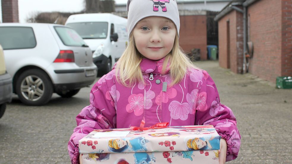 Die Jüngsten, die ihre Eltern zur Ausgabe begleitet hatten, durften sich ein Geschenk aussuchen. Foto: Karin Böhmer