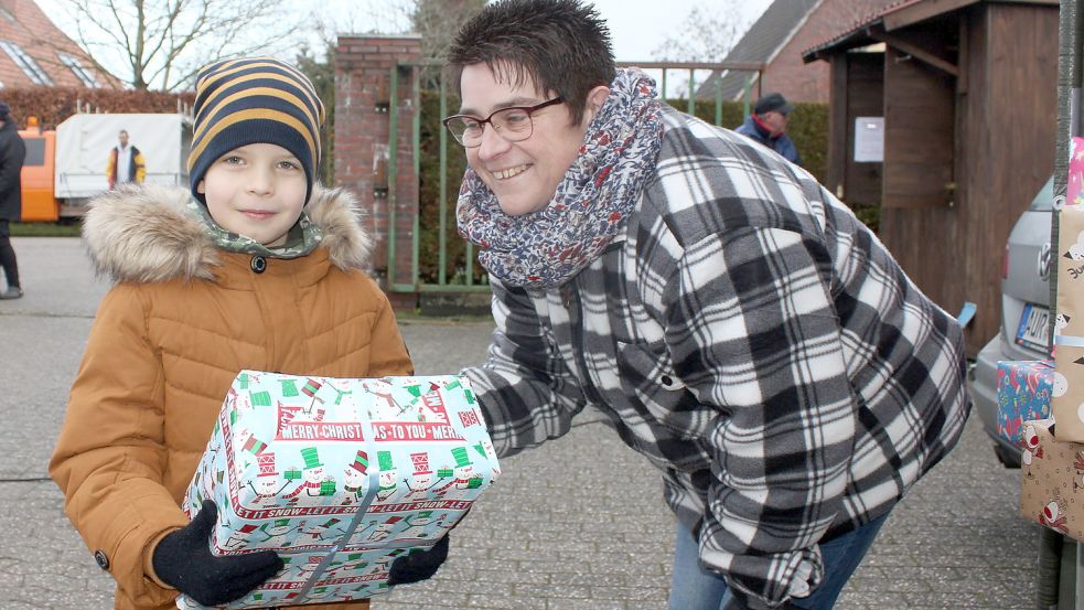 Lazar freute sich über das Päckchen, das Daniela Kümmel vom Spieskamer-Team ihm überreichte. Foto: Karin Böhmer