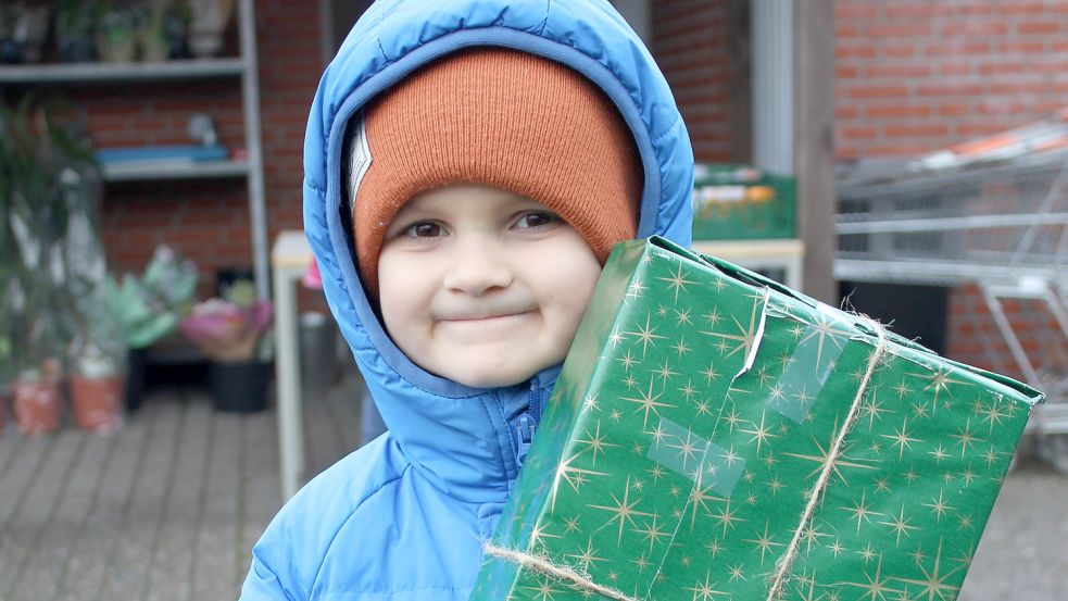 DieAktion lehnte sich an „Weihnachten im Schuhkarton“. Die Kita-Familien hatten Pakete für Junge oder Mädchen bis etwa sechs Jahre gepackt. Foto: Karin Böhmer