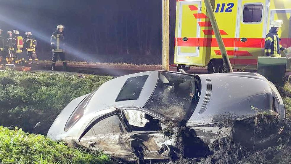 Der Mercedes rutschte in einen Graben, die beiden Insassen konnten sich nicht selbst befreien. Dafür musste die Feuerwehr die Beifahrertür aufschneiden. Foto: Feuerwehr