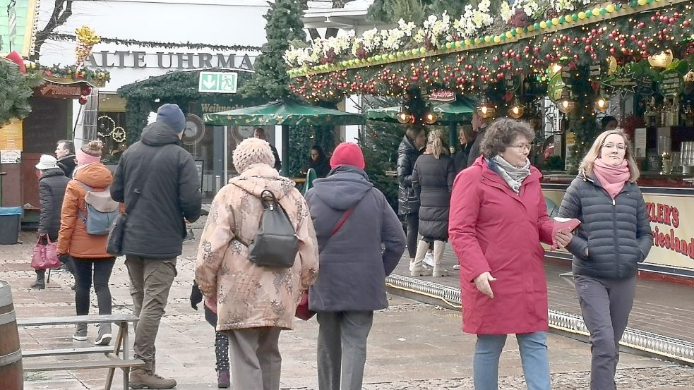 Etliche Menschen nutzen den Zweiten Feiertag für einen gemütlichen Bummel über den Auricher Weihnachtszauber. Foto: Karin Böhmer