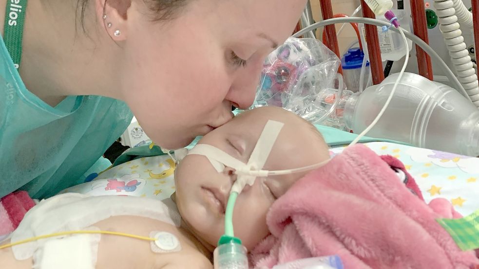 Jasmin Dannemann mit ihrer Tochter Hanna kurz nach der Herz-OP in Leipzig. Hanna ist heute vier Jahre alt. Foto: privat