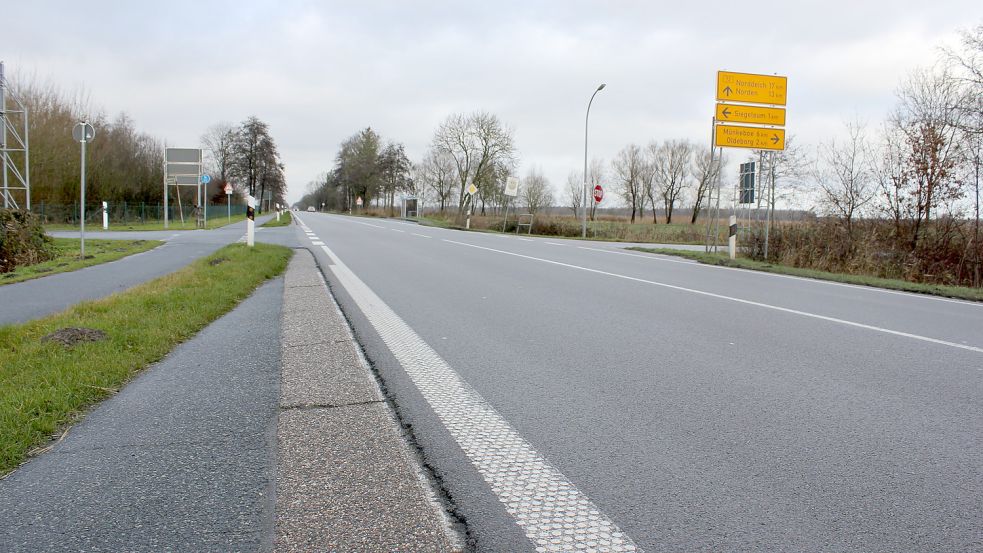 Die Oberfläche der B 72, hier bei den Abzweigen Richtung Siegelsum und Fehnhusen, wirkt glatt. An einigen Stellen hat die Landesstraßenbaubehörde jedoch Schäden ausgemacht, die behoben werden müssen. Foto: Karin Böhmer