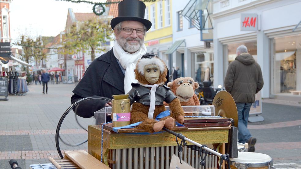 Heinz-Wilhelm Schnieders gehört mit seiner Drehorgel und den beiden Äffchen bei den Weihnachtsmärkten einfach dazu. Foto: Neelke Harms