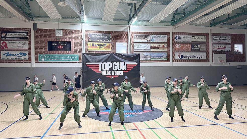 Die Wilden Weiber tanzten ganz im Zeichen von Tom Cruise. Foto: Imko Swieter