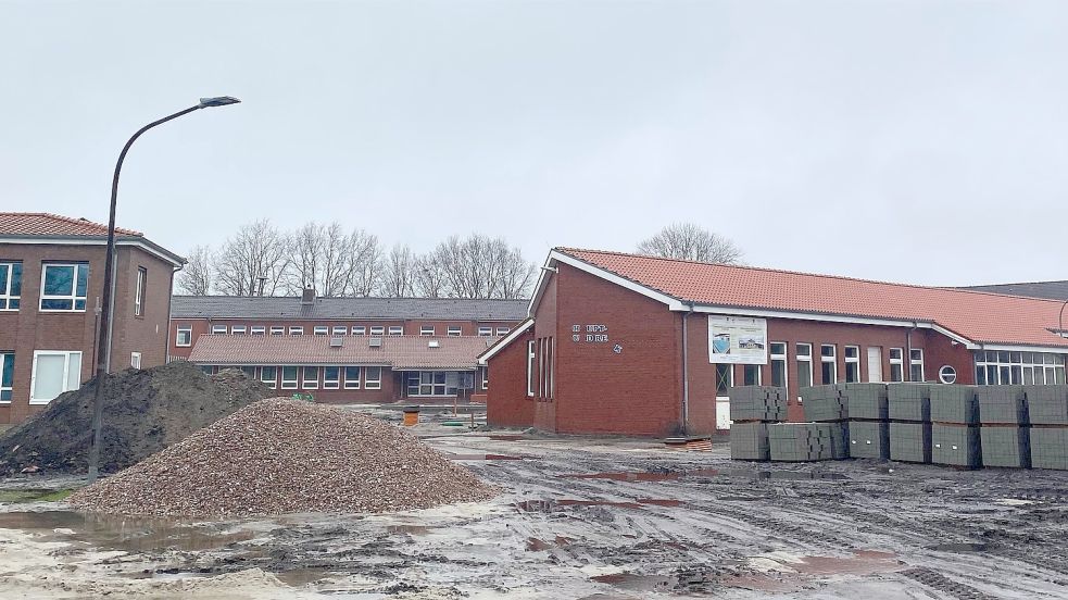 Das Gelände der ehemaligen Haupt- und Realschule in Moordorf ist derzeit eine große Baustelle. Foto: Holger Janssen