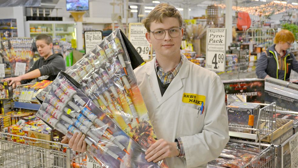 Max Wienekamp und seine Kolleginnen Petra Dirksen und Silke Hildebrandt (im Hintergrund) vom Auricher Hawo-Markt sind auf die Feuerwerks-Fans vorbereitet. Foto: Aiko Recke
