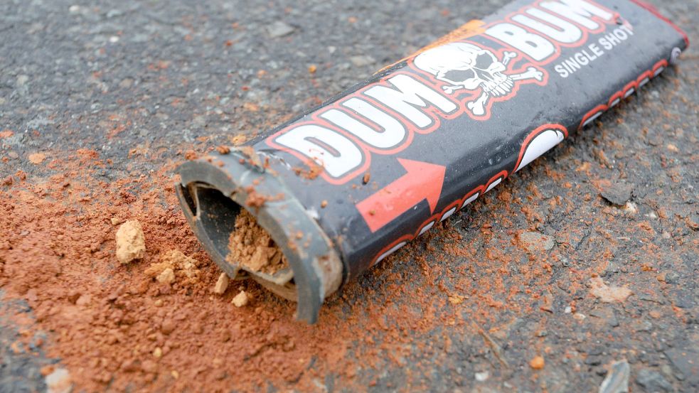 Dum Bum oder Dumm Bumm? Reste eines Silvesterböllers. Foto: imago images/Rene Traut