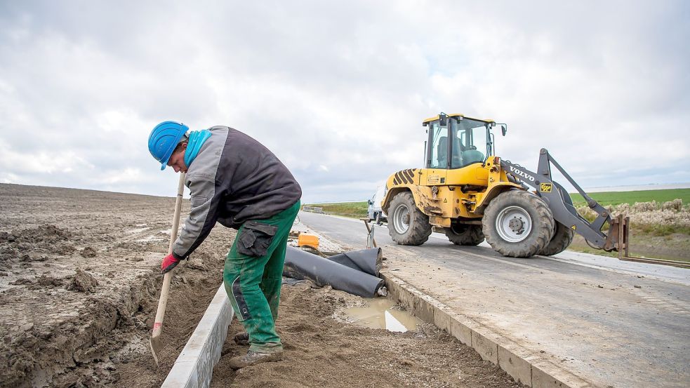 Zwischen den Ortschaften Upleward und Manslagt wird der Deich seit mehreren Jahren auf 9,40 Meter über dem Meeresspiegel erhöht. Nun steht ein neuer Bauabschnitt an. Foto: DPA