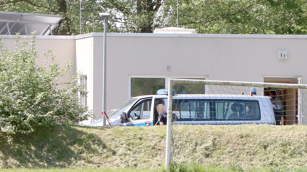 Ermittler der Polizei untersuchten den Tatort in der Asylbewerberunterkunft in Aurich-Extum am 18. Mai. Foto: Romuald Banik