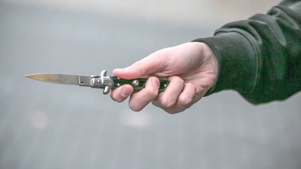 Zwei Männer haben am späten Donnerstagnachmittag eine Paketbotin in Bremen überfallen und mit einem Messer attackiert. Foto: imago images / Rolf Kremming