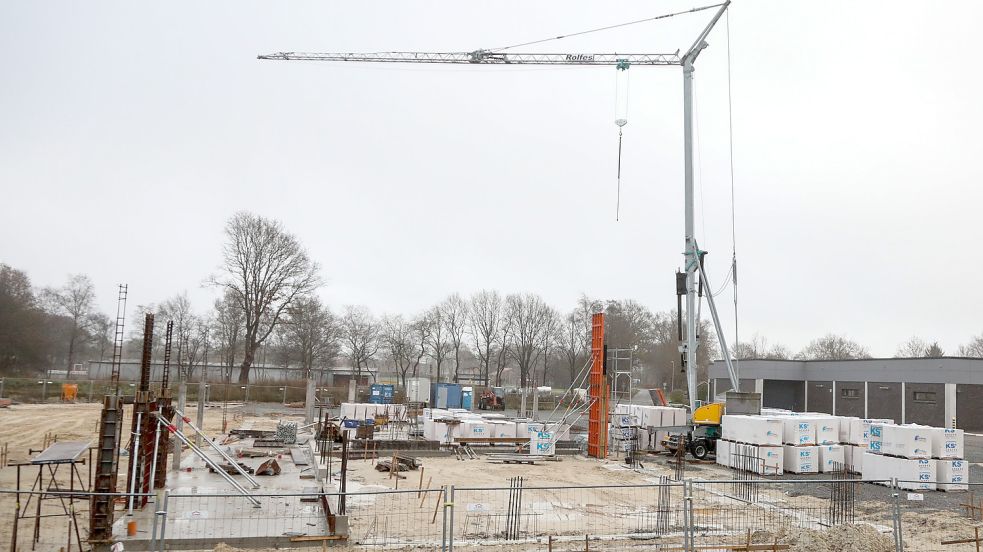 Bei der neuen Feuerwehr Zentrum in Großefehn beginnt nun der Hochbau. Foto. Romuald Banik