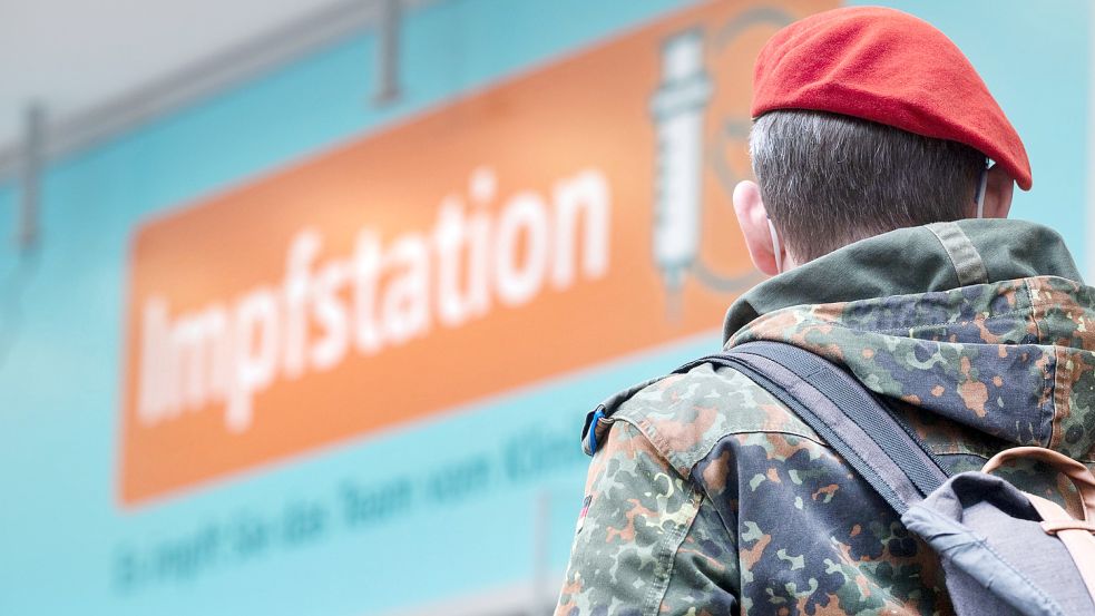 Für aktive Angehörige der Bundeswehr gilt eine Duldungspflicht aller dienstlich veranlassten Impfungen. Weil ein Soldat aus der Leeraner Evenburg-Kaserne seinen Arm nicht hinhalten will, wurde er jüngst zu einer Geldstrafe verurteilt. © Symbolfoto: Murat / DPA