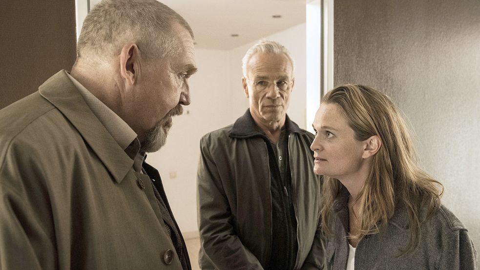 Sonja Schenk (Natalie Spinell) nimmt ihren Freund Karim in Schutz - auch gegen ihren Vater Freddy Schenk (Dietmar Bär, l) und dessen Kollegen Max Ballauf (Klaus J. Behrendt). Foto: WDR/Bavaria Fiction GmbH/Martin Valentin Menke