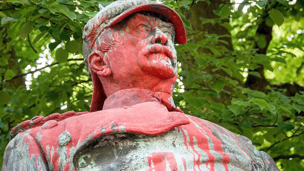 Beschmiertes Bismarck-Denkmal 2020 in Hamburg: Der Reichskanzler wurde zur verfemten Figur. Historiker können es nur bedingt nachvollziehen. Foto: dpa