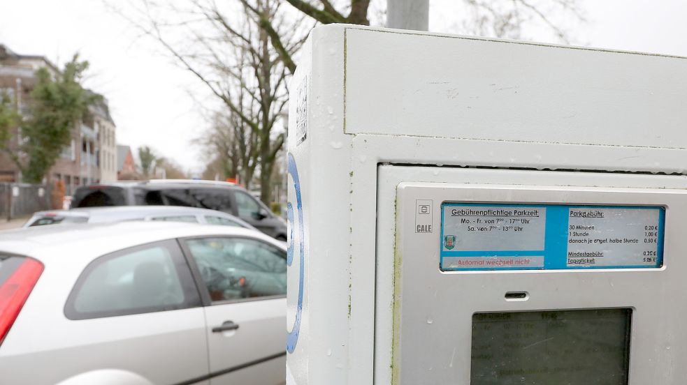 Der Aufkleber für die Corona-Sonder-Parkzeitregelung ist verschwunden. Die neuen Tarife sind aber noch nicht programmiert. Foto: Romuald Banik