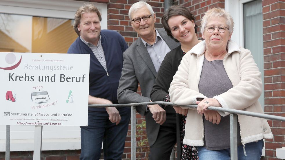 Der Vorsitzende der Else-Cremer-Stiftung, Hermann Cremer (von links), mit den Mitarbeitern der Beratungsstelle „Krebs und Beruf“ Detlef Münk, Alexandra Eschen und Meike Eschen. Foto: Romuald Banik