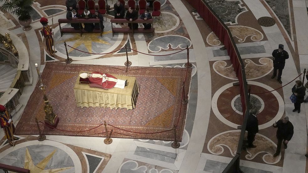 Die Beisetzung des emeritierten Papstes Benedikt XVI. findet am Donnerstag statt. Foto: dpa/AP/Antonio Calanni