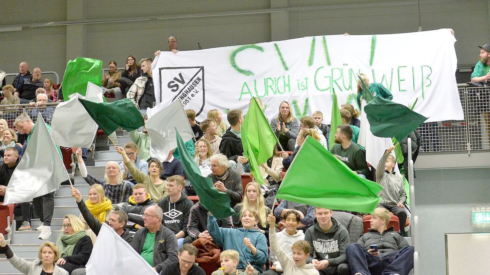Die Fans des SV Wallinghausen unterstützten ihre Mannschaft auf der Tribüne mit Bannern und Fahnen. Fotos: Bernd Wolfenberg
