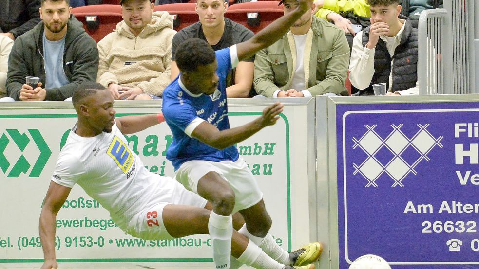 Die SpVg Aurich (im weißen Trikot) verlor nicht nur gegen BW Borssum, sondern verpasste auch den Einzug ins Achtelfinale.