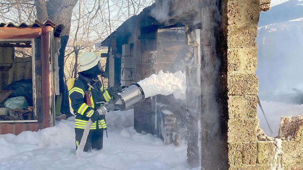 Mit viel Schaum löschte die Feuerwehr den Brand. Foto: Holger Janssen