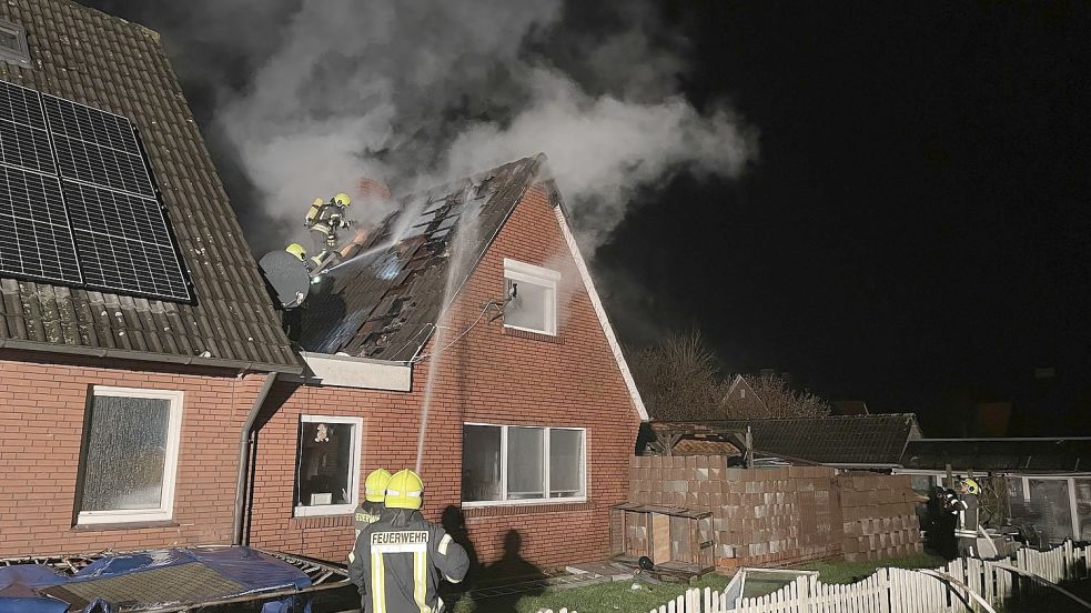 Durch das Dach gingen die Feuerwehrleute gegen die Flammen und Glutnester vor. Foto: Feuerwehr/Carsten Redenius