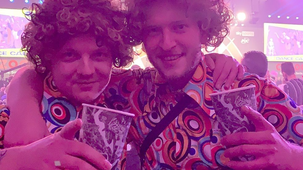 Für Andrè Ahrens (links) und Fabian Schmidt wurde die Darts-WM zu einem unvergesslichen Erlebnis. Foto: privat