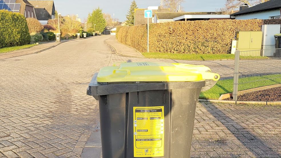 Statt wie bisher entlang der Sackgasse vor den Grundstücken sollen die Tonnen im Norder Hellerweg bis zur letzten Querstraße vor der Sackgasse gebracht werden. Foto: Rebecca Kresse