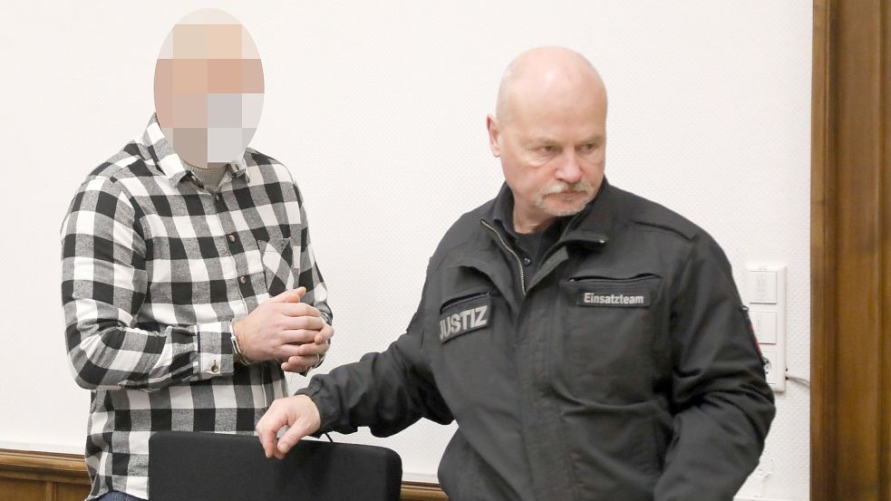 Der 35-jährige Angeklagte wurde mit Handschellen in das Landgericht gebracht. Foto: Romuald Banik
