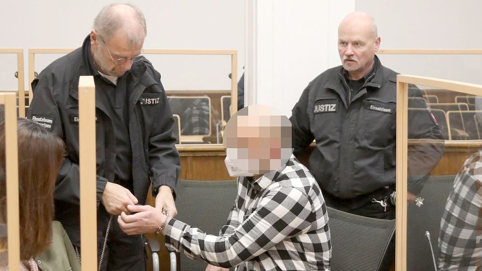 Erst am Platz wurden dem Angeklagten die Handschellen abgenommen. Foto: Romuald Banik
