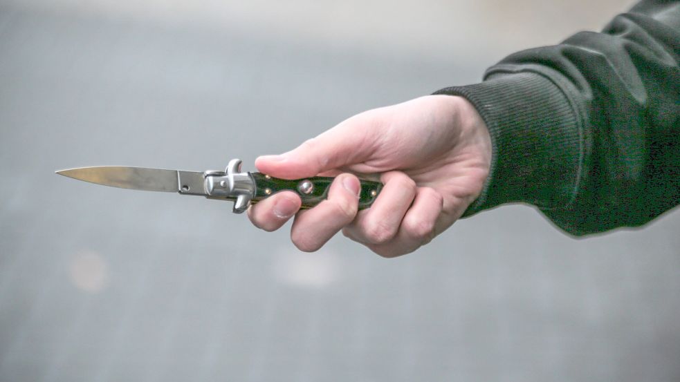 Das Opfer wurde unter anderem mit einem Messer verletzt. Foto: IMAGO/Rolf Kremming