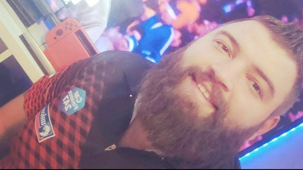 Der Südbrookmerlander Dartspieler Daniel Röpkes (vorne) und Vizeweltmeister Michael Smith sehen sich zum Verwechseln ähnlich. Fotos: privat