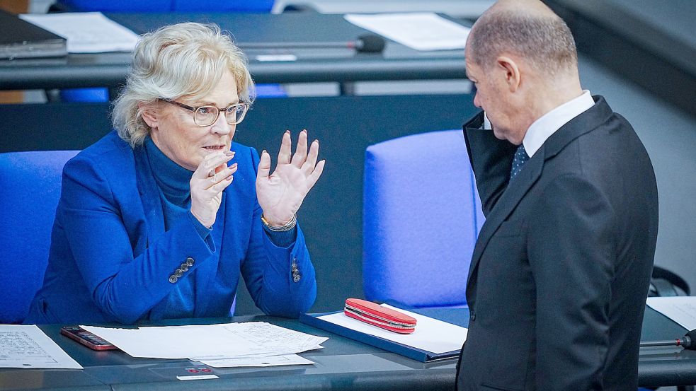 SPD-Mitglieder haben sich zum Verhältnis zwischen Verteidigungsministerin Christine Lambrecht und Kanzler Olaf Scholz geäußert. Foto: dpa/Kay Nietfeld