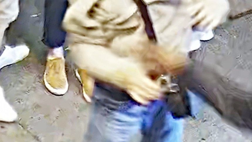 Der mutmaßliche Täter auf dem Bild einer Überwachungskamera. Foto: Polizei Hamburg