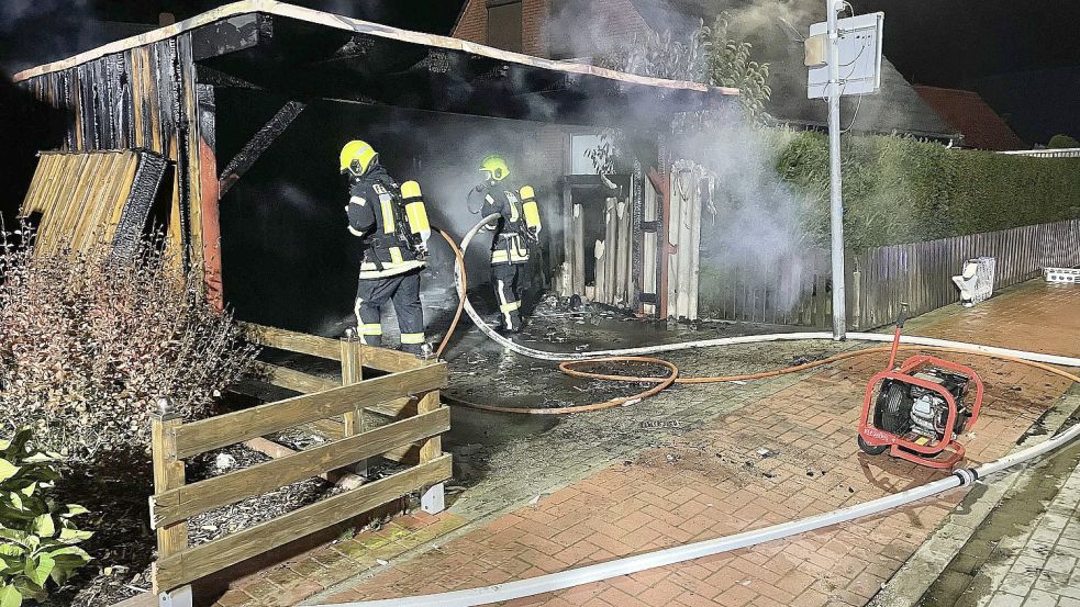 Ein Carport brannte am 17. Oktober, nachdem Papier in einer Mülltonne angezündet worden war. Foto: Feuerwehr