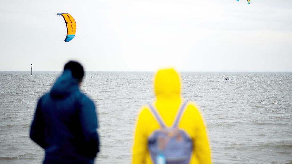 Wer nicht nur schauen, sondern auch baden will, kann sich jetzt fürs Anbaden in Norddeich anmelden. Foto: DPA
