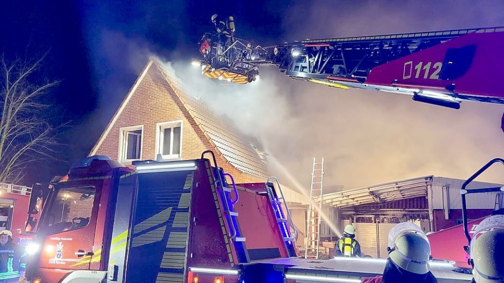 Feuerwehrleute versuchten, auf einer Drehleiter gegen das Feuer in einem Hager Wohnhaus zu kämpfen. Foto: Rebecca Kresse