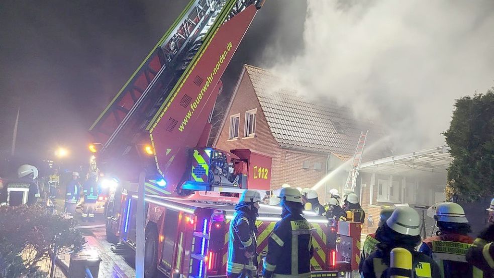 Die Feuerwehren versuchten, den Wohnhausbrand in Hage zu löschen. Foto: Rebecca Kresse