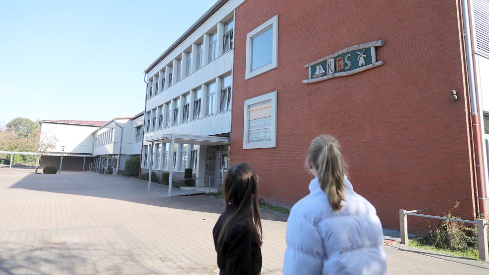 Der Schriftzug an der roten Wand wird verschwinden – dort soll der Anbau entstehen. Foto: Romuald Banik