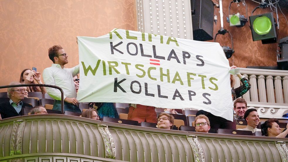 Klimaaktivisten haben das Dreikönigstreffen der FDP gestört. Foto: imago images/Political-Moments