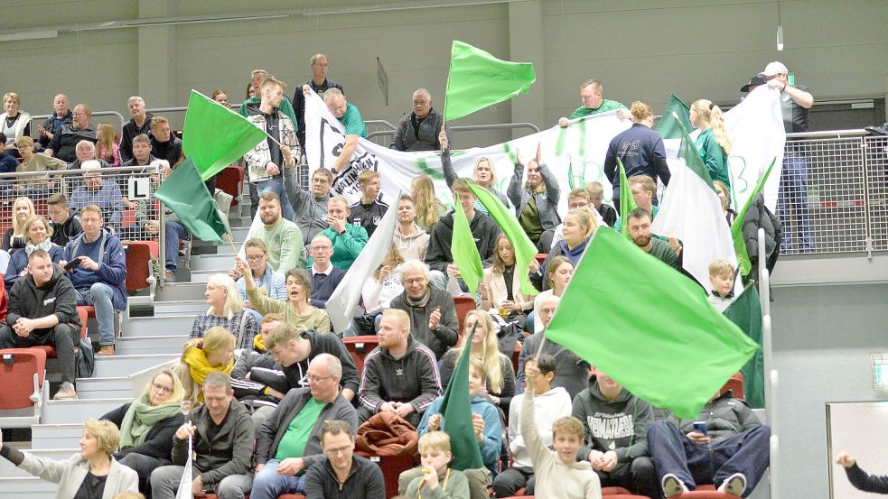 Wallinghausener Fans legen sich in der Sparkassen-Arena für den SVW ins Zeug. Eine der wenigen Fangruppen, die beim Aurich-Cup für Stimmung sorgten. Foto: Bernd Wolfenberg