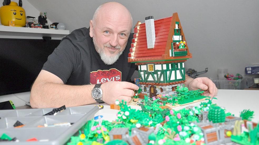 Frank Boor hat in seiner Kreativwerkstatt unterm Dach es eine sechsstellige Anzahl von Lego-Steinen, mit denen er eigene Ideen wie dieses Wirtshaus umsetzt. Foto: Ullrich