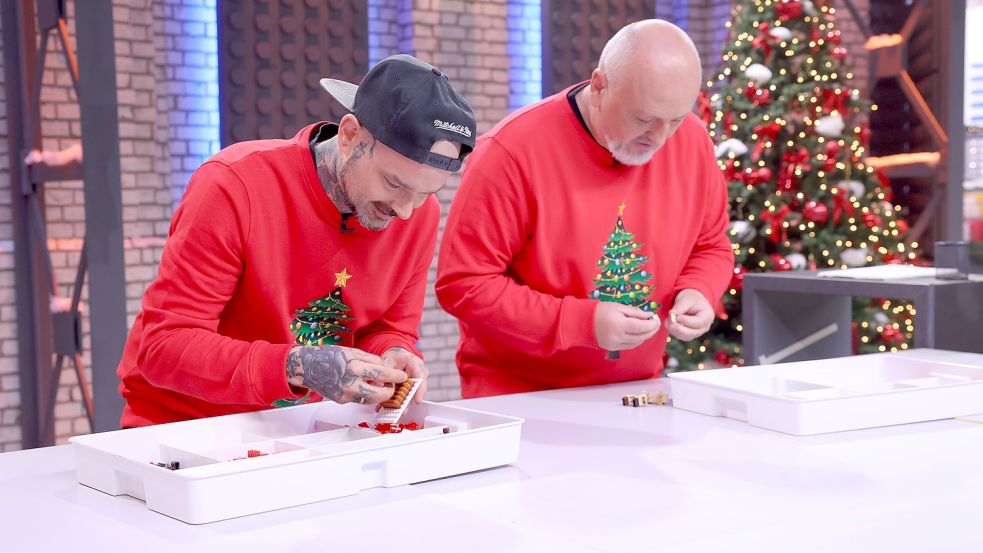 Im Wettkampf um den Titel des "Lego Masters Winter Champion" baute Frank Boor (rechts) Seite an Seite mit seinem Teamkollegen Basti. Foto: RTL/Frank W. Hempel
